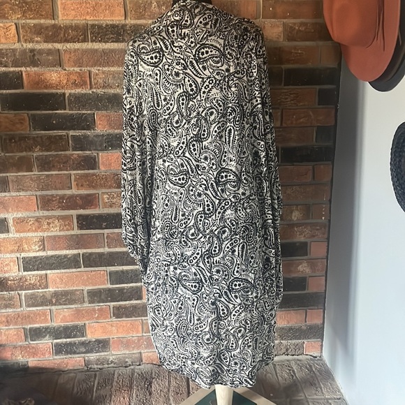 Black and White Paisley Women's Shawl - Picture 3 of 5